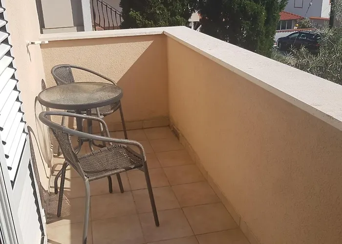 Danijela & Vlado - Three Bedroom With Balcony And Garden View Apartment Lopar