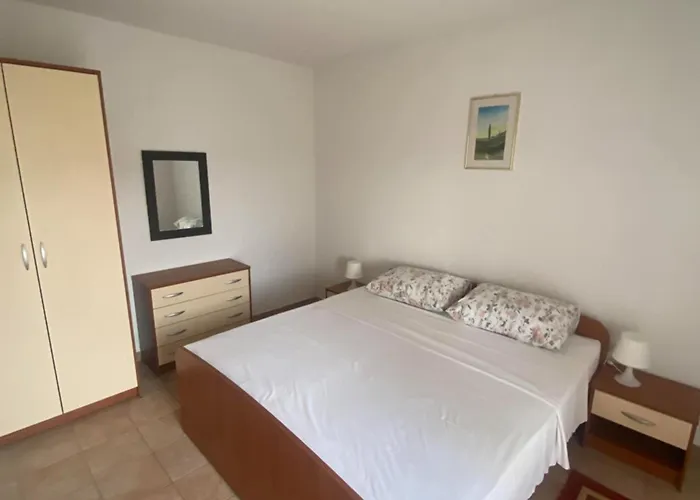 Danijela & Vlado - Three Bedroom With Balcony And Garden View Apartment *