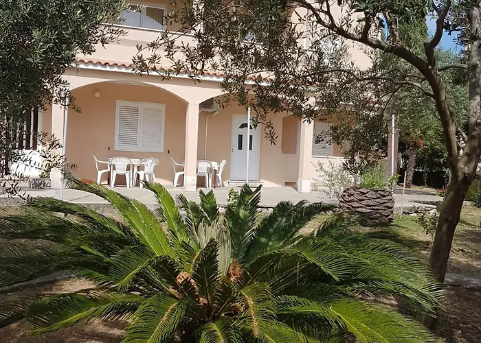 Danijela & Vlado - Three Bedroom With Balcony And Garden View Apartment *